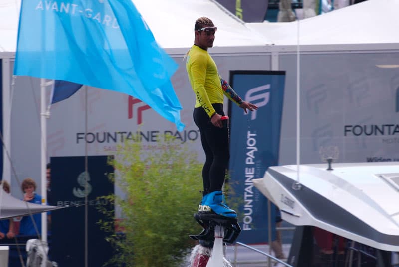 Cristiano Perseu in Flyboard durante un evento