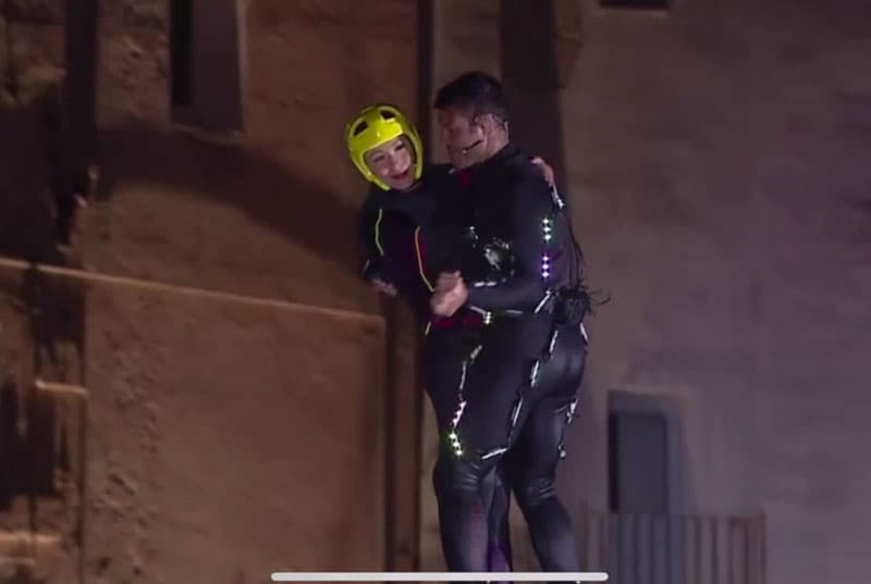 Cristiano Perseu in Flyboard tandem durante uno show notturno